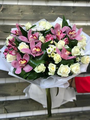 Букет цветов из: Розы и Хризантемы в Голицыно