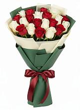 Букет Микс из красных и белых роз в Голицыно