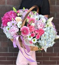 Композиция солнечный день в Голицыно Цветочная композиция из Розы, Хризантемы, Пионы и Лизиантусы в корзине в Голицыно