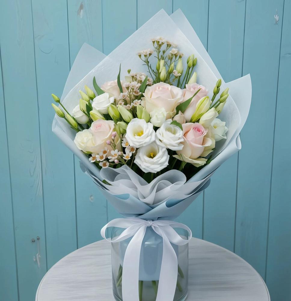 Букет цветов из: Розы и Лизиантусы в Голицыно