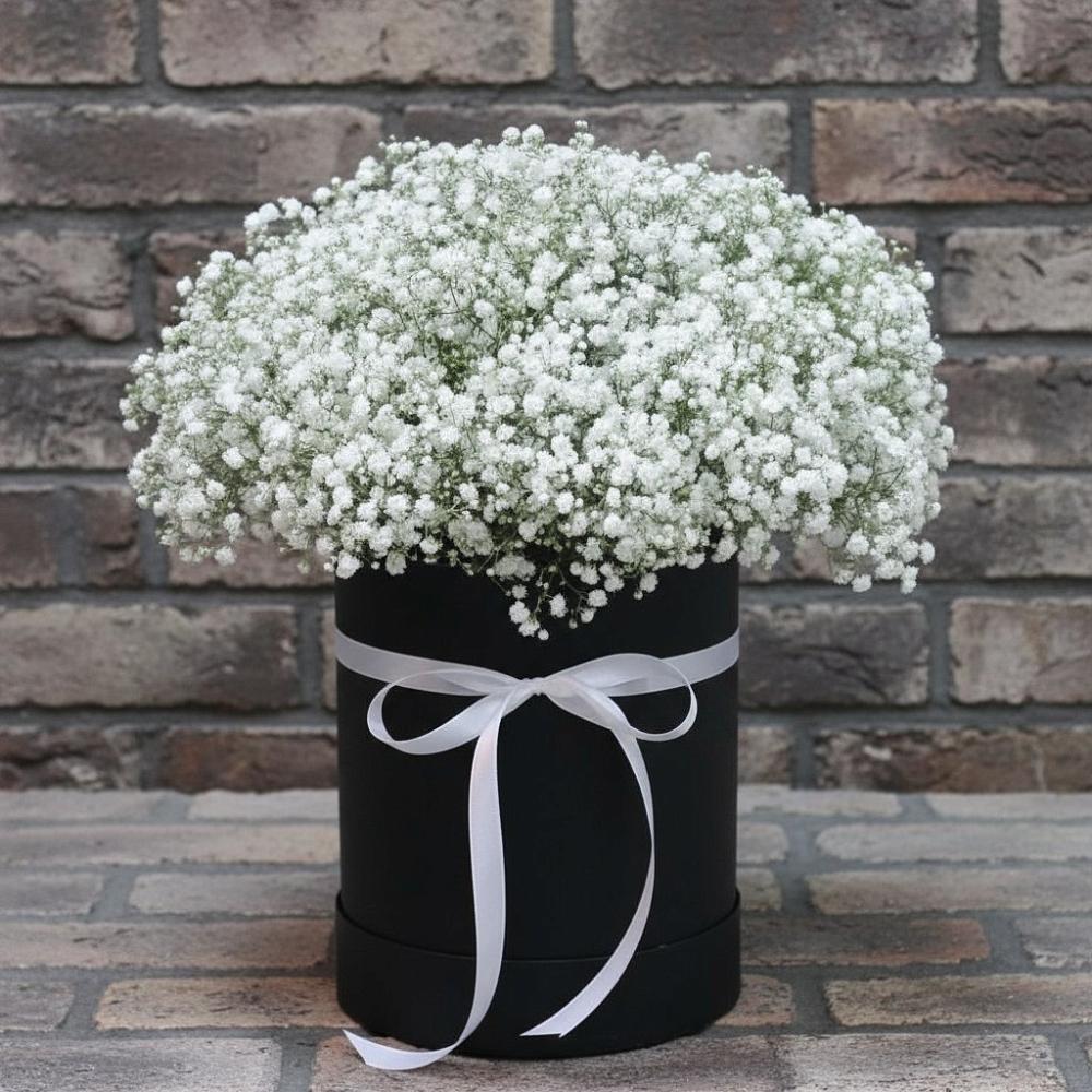 Цветочная композиция из Гипсофила в шляпной коробке в Голицыно