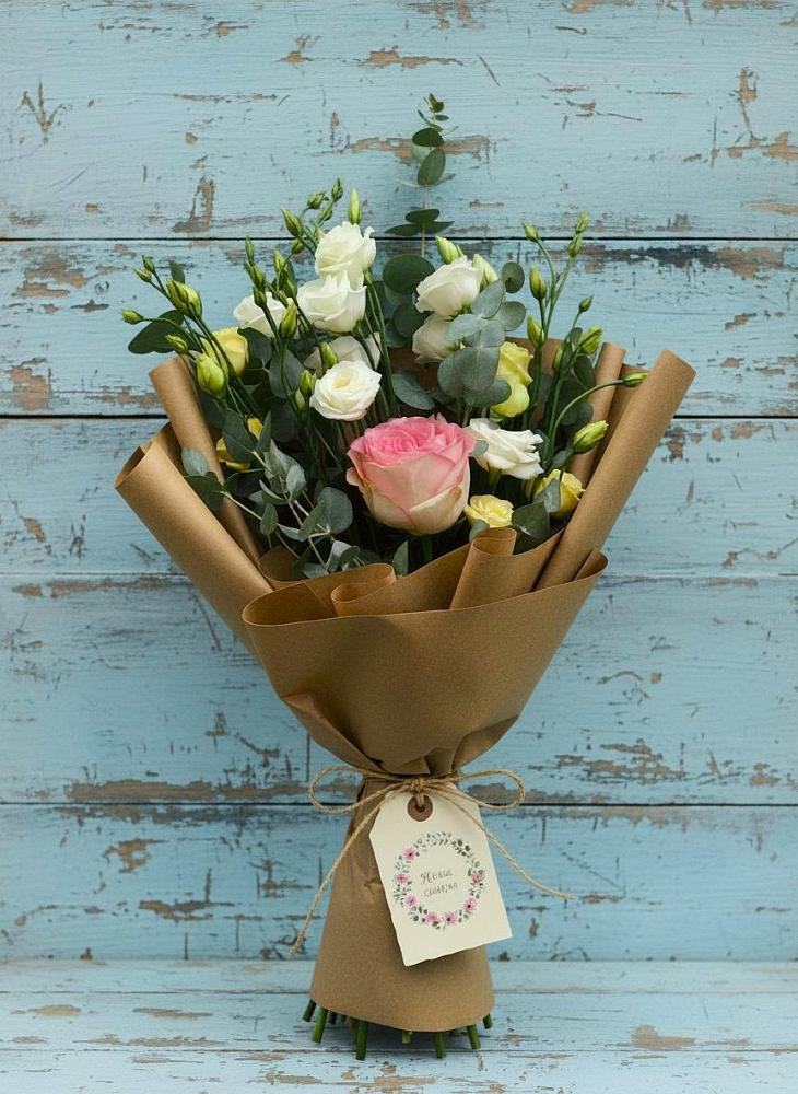 Букет цветов из: Розы и Лизиантусы в Голицыно