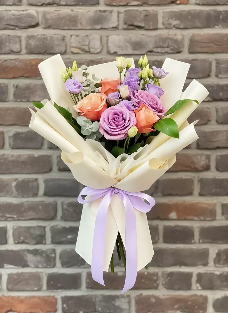 Букет цветов из: Лизиантусы и Розы в Голицыно