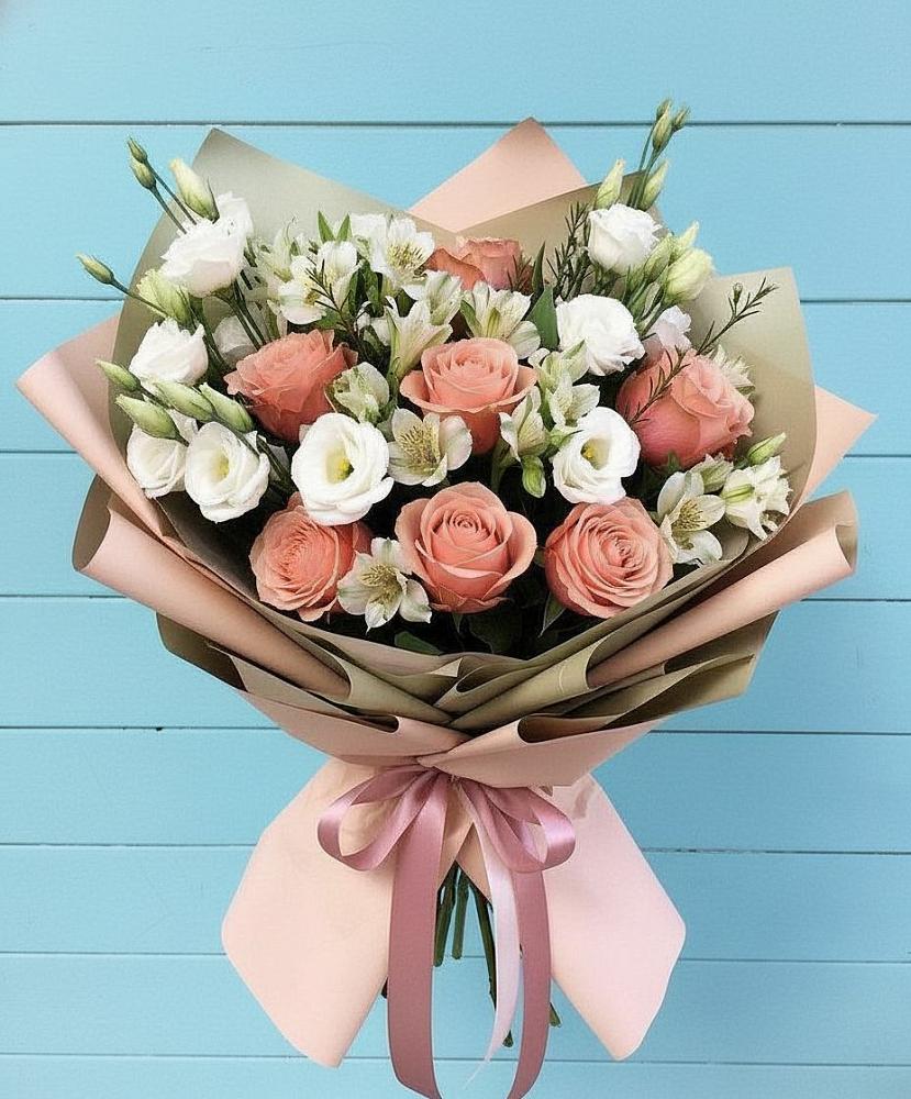 Букет цветов из: Розы, Альстромерии и Лизиантусы в Голицыно