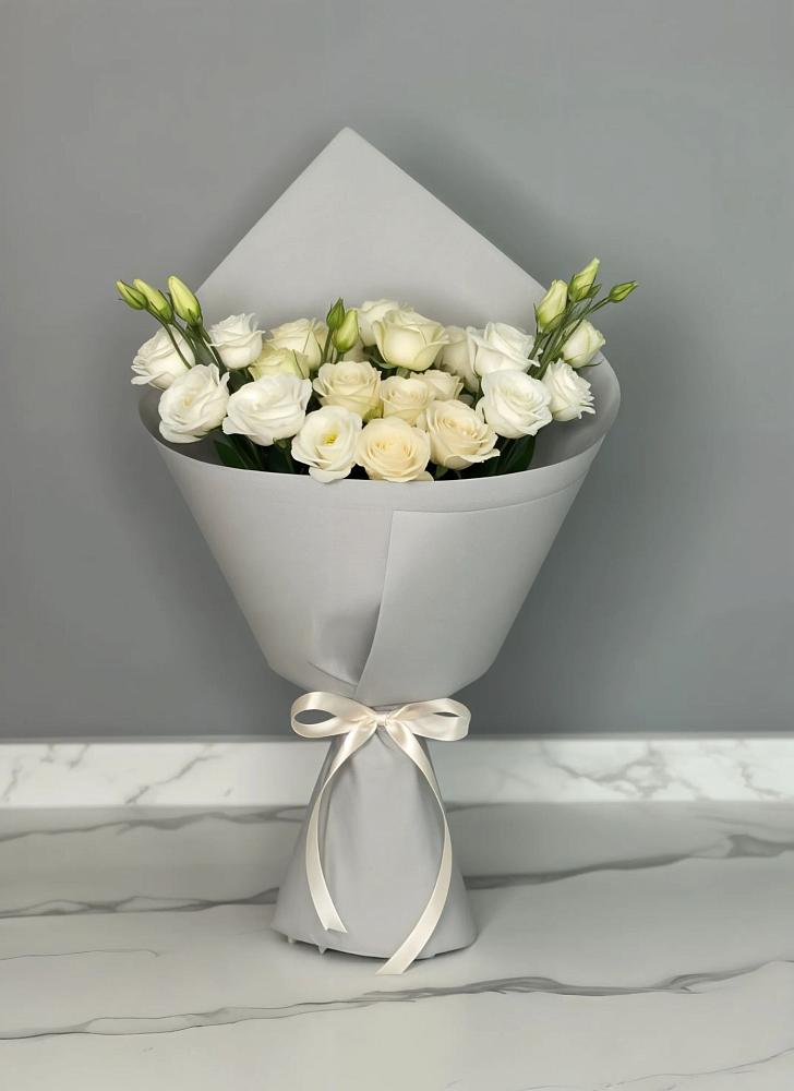 Букет цветов из: Розы и Лизиантусы в Голицыно