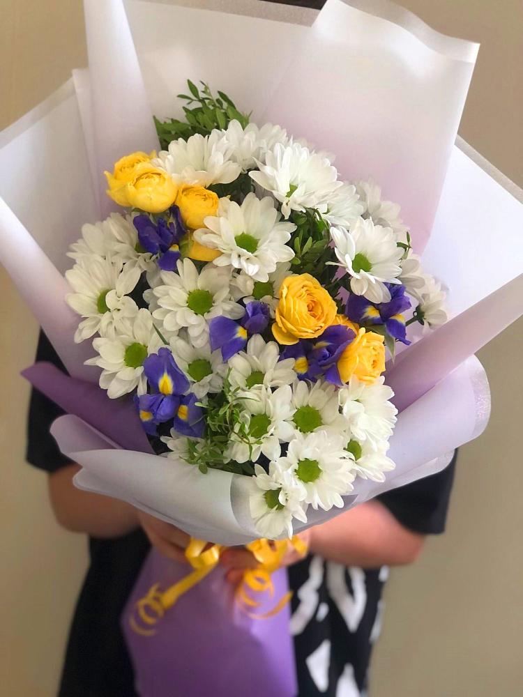 Букет цветов из: Ирисы, Хризантемы и Розы в Голицыно