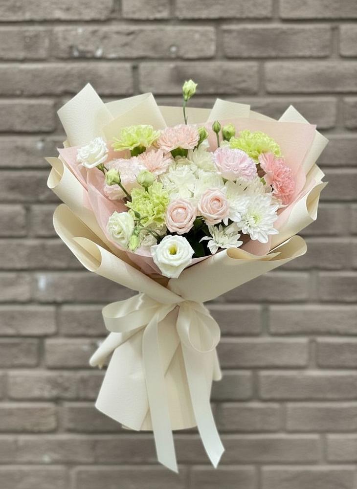 Букет цветов из: Гвоздики, Розы, Лизиантусы и Хризантемы в Голицыно