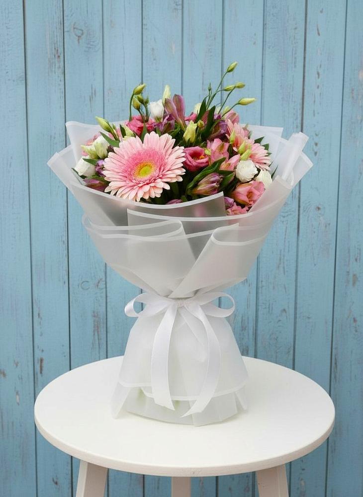 Букет цветов из: Герберы, Альстромерии и Лизиантусы в Голицыно