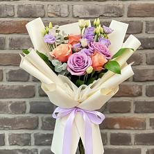 Букет цветов из:  Лизиантусы и Розы в Голицыно