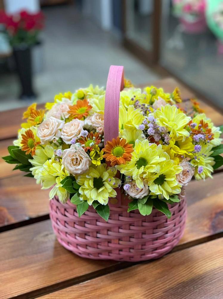 Цветочная композиция из Хризантемы и Розы в корзине в Голицыно