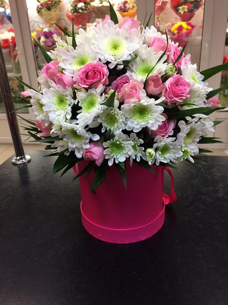 Цветочная композиция из Розы и Хризантемы в шляпной коробке в Голицыно