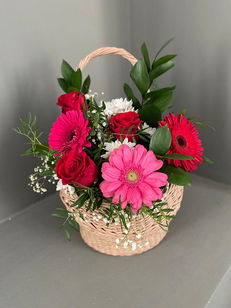 Цветочная композиция из Розы, Хризантемы и Герберы в корзине в Голицыно