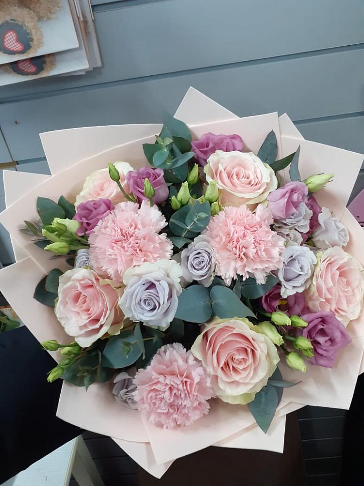 Букет цветов из: Розы, Гвоздики и Лизиантусы в Голицыно