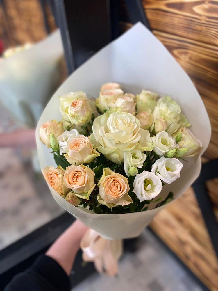 Букет цветов из: Розы и Лизиантусы в Голицыно